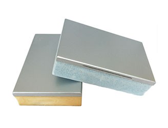 氟碳漆保溫裝飾一體板是以氟碳涂料作為飾面層的裝飾板復合材料而成的一種新型建筑外墻保溫隔熱材料，分為氟碳金屬漆和氟碳實色漆兩種飾面。可按設計需要定制。氟碳漆保溫裝飾一體板是采用氟碳涂料為飾面層，氟碳漆是